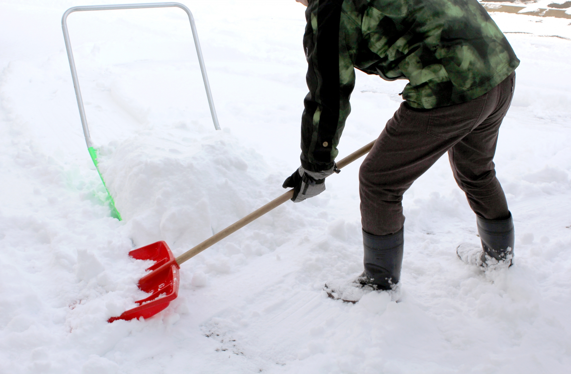雪かきをする作業員